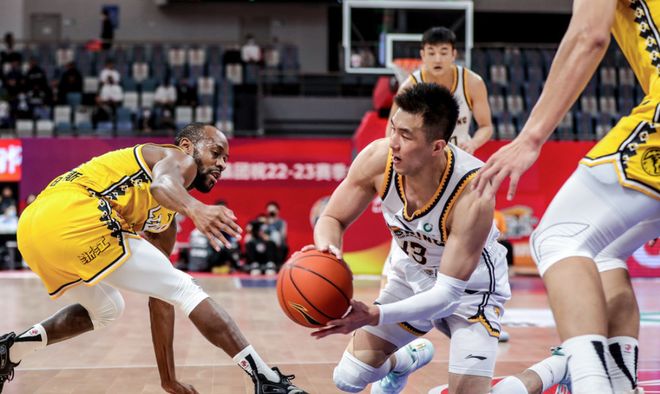 开云体育平台-今夜突围战来临，山东男篮围绕法甲止住颓势，引发热议，控场能力受关注(突围靳支援)